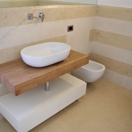 Bathrooms: marble, granite and natural stone coverings