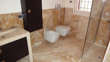 Bathrooms: marble, granite and natural stone coverings