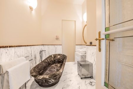 Bathrooms: marble, granite and natural stone coverings