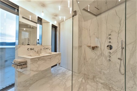 Bathrooms: marble, granite and natural stone coverings