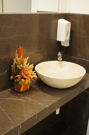 Bathrooms: marble, granite and natural stone coverings