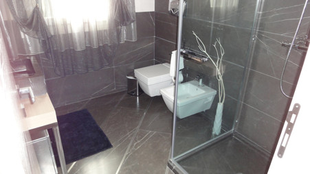 Bathrooms: marble, granite and natural stone coverings