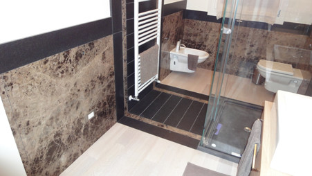 Bathrooms: marble, granite and natural stone coverings