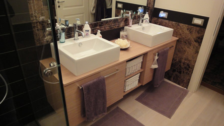 Bathrooms: marble, granite and natural stone coverings