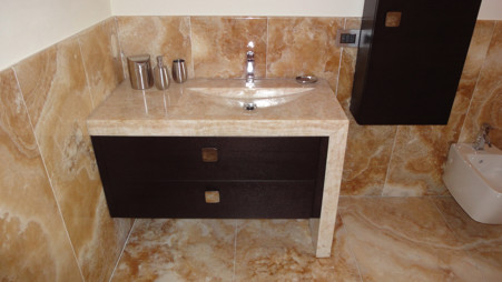 Bathrooms: marble, granite and natural stone coverings