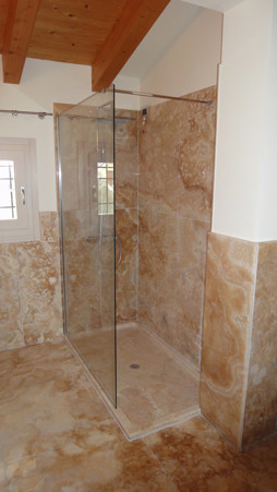 Bathrooms: marble, granite and natural stone coverings