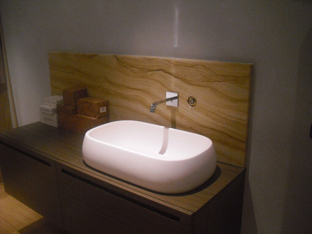 Bathrooms: marble, granite and natural stone coverings