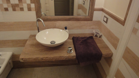 Bathrooms: marble, granite and natural stone coverings