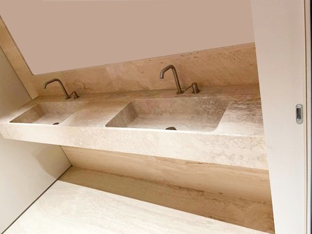 Bathrooms: marble, granite and natural stone coverings