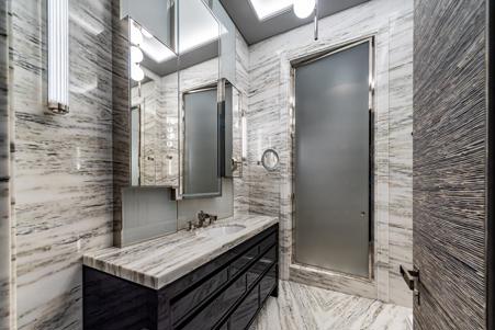 Bathrooms: marble, granite and natural stone coverings