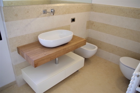 Bathrooms: marble, granite and natural stone coverings