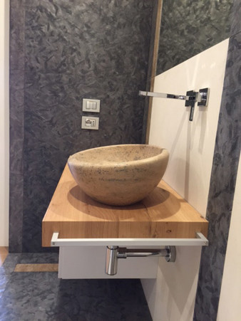 Bathrooms: marble, granite and natural stone coverings