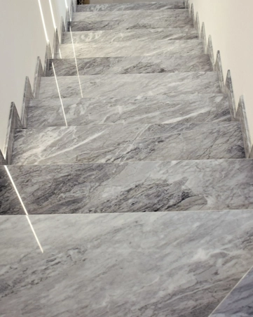 Scale in marmo, granito e pietra naturale