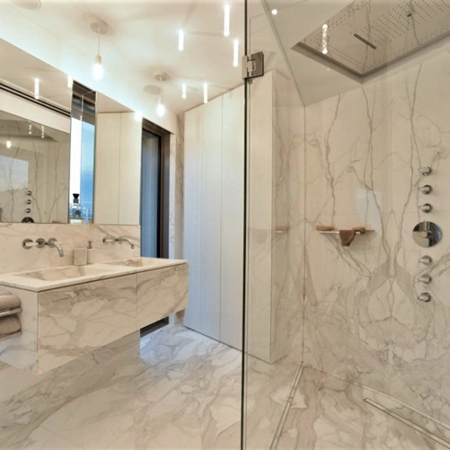 Bathrooms: marble, granite and natural stone coverings